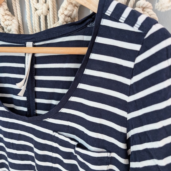 Group Babaton Navy White Striped Short Sleeve Tee Scoop Neck Round Hem Pocket - Picture 2 of 5